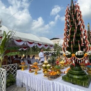 ภาพบรรยากาศพิธีบวงสรวงกลางแจ้ง จัดโต๊ะเครื่องสังเวย มีบายศรีต้นขนาดใหญ่ พร้อมผลไม้มงคล โดย ekmongkol.com