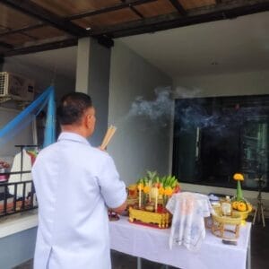 เอกพราหมณ์ ทำพิธีตั้งศาล ขึ้นบ้านใหม่ที่บ้านของลูกค้า โดย ekmongkol.com