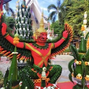 บายศรีพญาครุฑสีแดง ประดิษฐ์จากใบตองและดอกไม้สด ตั้งเป็นเครื่องบูชาในพิธีมงคลที่วัด