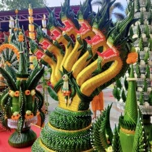 บายศรีพญานาค 7 เศียร ทำจากใบตองสดสีเขียว ประดับดอกไม้สวยงามสำหรับพิธีบวงสรวงและงานมงคล Ekmongkol.com