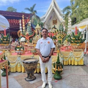 โต๊ะพิธีบวงสรวงขนาดใหญ่ที่จัดเต็มด้วยบายศรีและเครื่องสักการะในลานวัด โดย ekmongkol.com